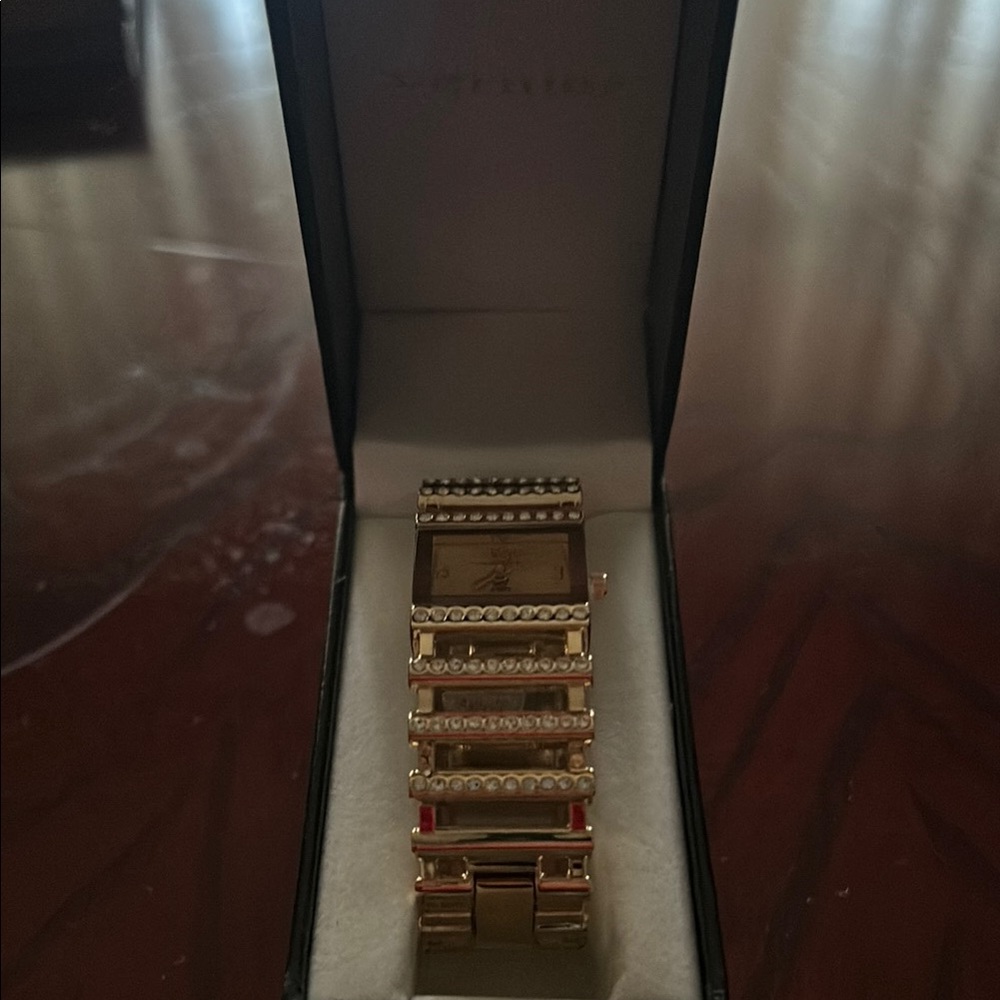 Elegant Gold Bracelet with Crystal Accents